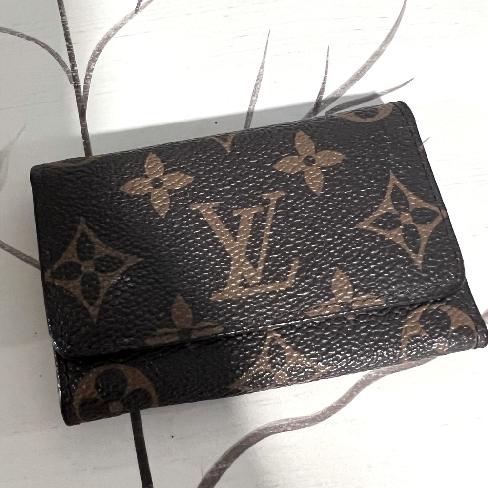 Louis Vuitton key holder/ wallet (authentic)